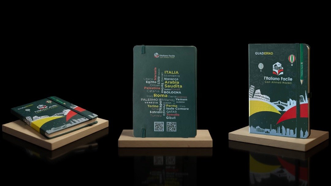 Bicchiere, quaderno e penna di colore verde  كأس، ودفتر تدوين الملاحظات، وقلم كلها باللون الأخضر.